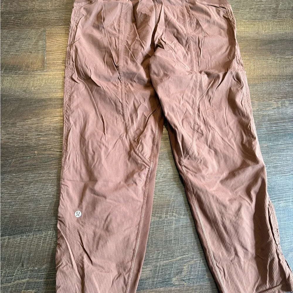 Lululemon Beyond The Studio Crop Pants Women’s Size 6 Brown Athleisure Travel - Picture 4 of 7
